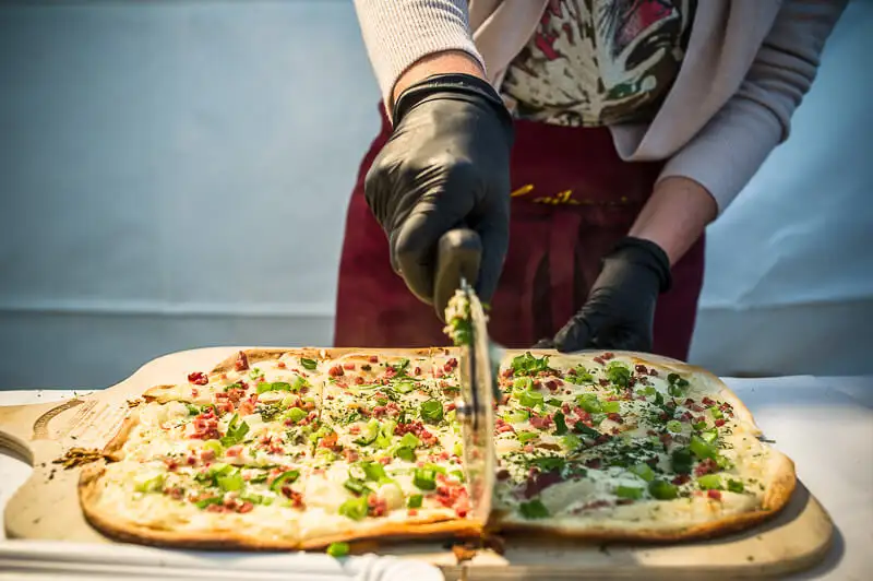 geschnittener Flammkuchen